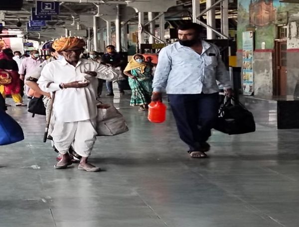 बिना मास्क ही देखे कई यात्री