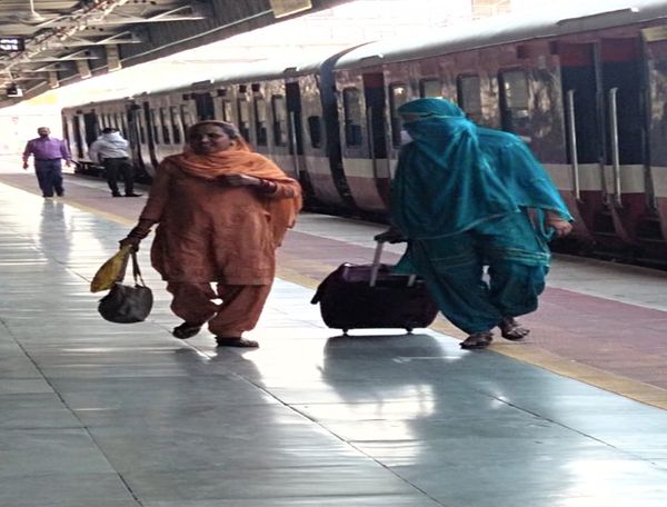 एक ही परिवार के है हम , एक ने लगा तो लिया मास्क