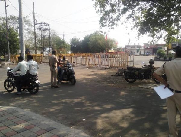 लॉकडाउन के सिर्फ जरूरी सेवाओं को छूट दी गई है। शहरों के प्रमुख चौराहों पर पुलिस आने-जाने वालों से पूछताछ कर रही है। फोटो भोपाल के शाहपुरा इलाके की है।