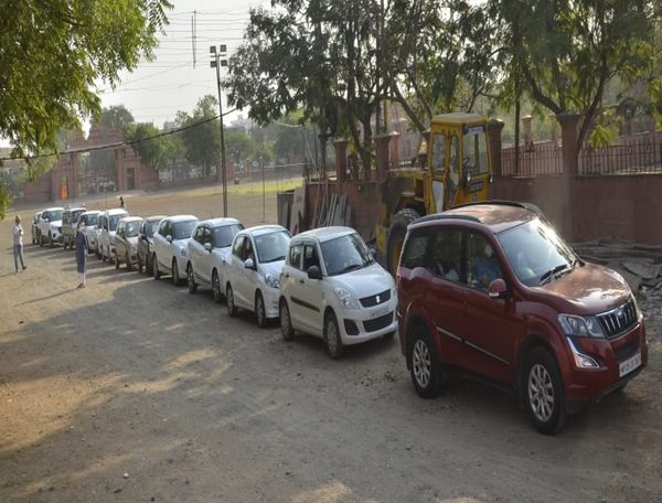 ड्राइव इन कोविड टेस्ट के लिए कार में बैठकर अपनी बारी का इंतजार करते लोग।