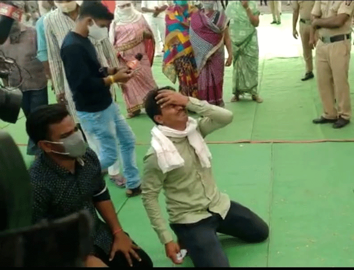 सांसद सातव को विदाई देने पहुंचे कार्यकर्ता फूट-फूट कर रोते नजर आए।