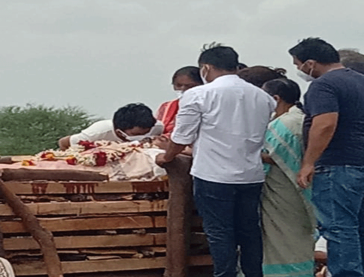 सातव का 23 दिन तक हॉस्पिटल में एडमिट रहने के बाद कोरोना से हुआ था निधन।