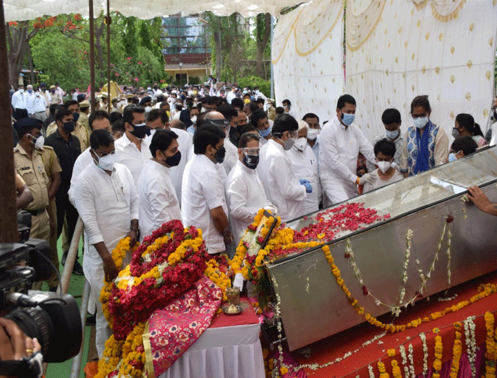 सांसद को अंतिम विदाई देने के लिए कांग्रेस के सभी बड़ी मंत्री यहां पहुंचे थे।