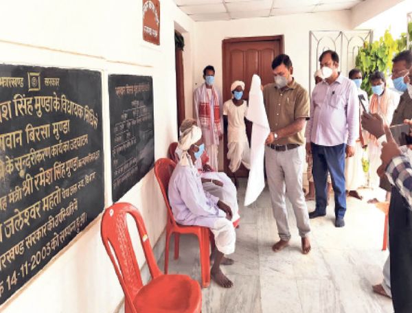 खूंटी के डीसी शशि रंजन के निर्देश पर अड़की प्रखंड के बीडीओ गौतम साहू के साथ पूरा प्रशासनिक अमला बुधवार काे उलिहातू पहुंचा