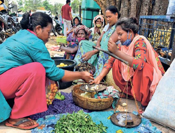 दैनिक भास्कर ने बिरसा के परिवार का दर्द दिखाया था, खूंटी बाजारटांड़ में सब्जी बेचती बिरसा मुंडा की पड़पोती।