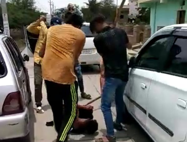 बदमाशों ने कृष्णा को सड़क पर पटककर ताबड़तोड़ हमले किए