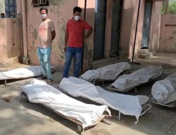 पोस्टमार्टम हाउस पर कई शवों की लाइन लगी रही।