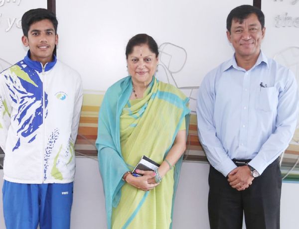 मध्य प्रदेश की खेल मंत्री यशोधरा राजे सिंधिया के साथ ऐश्वर्य प्रताप सिंह (बाएं)