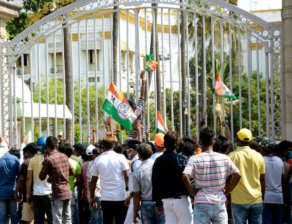 तृणमूल कांग्रेस के कार्यकर्ता CBI की कार्रवाई के विरोध में राजभवन भी पहुंचे थे। यहां भी उन्होंने प्रदर्शन कर अपना गुस्सा जाहिर किया।