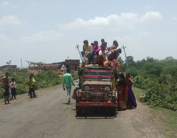 जीप से युवक को कूदता देख सड़क किनारे खेल रहे बच्चे भी वहां आ गए।