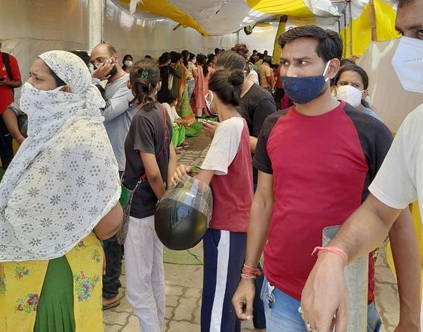 वेटिंग जोन ऐसा कि सोशल डिस्टेसिंग के साथ 50 लोग भी लाइन में खड़े नहीं हो सकते थे।