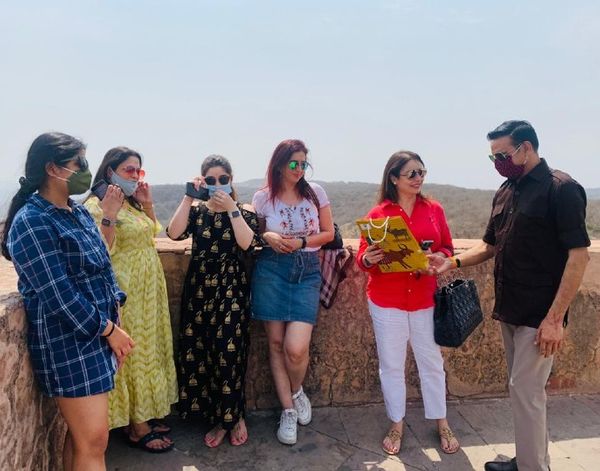 नाहरगढ़ किले पर जयपुर शहर का दृश्य देखते हुए।