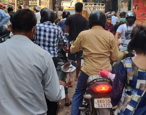 पटना के दलदली मोड़ पर लॉकडाउन की खबर से लगा जाम।