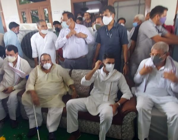 विधायक बाबूलाल बरैवा के आवास सचिन पायलट।