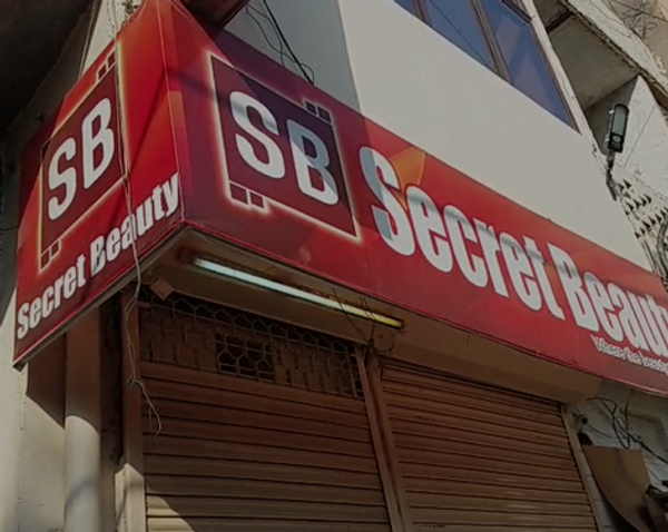 ब्यूटी पार्लर की दुकान बंद कराई।
