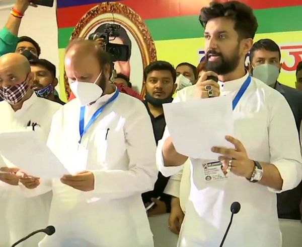पार्टी नेताओं को शपथ दिलाते चिराग पासवान।