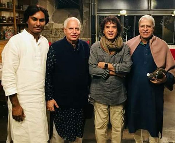 संतूर वादक उस्ताद जाकिर हुसैन के साथ राजन-साजन मिश्र।