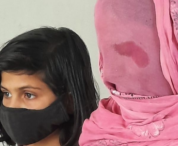 पति के मौत के सदमें में चार घंटे बाद पत्नी भी गुजर गई। अब दो बेटियों का सहारा दादा-दादी के बूढ़े कंधों पर है।