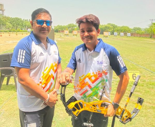कोच अनिल जोशी के साथ श्याम सुंदर।