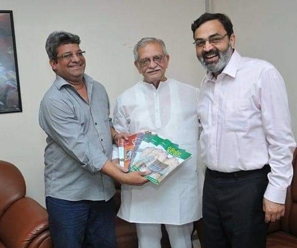 मशहूर शायर गुलजार के साथ।