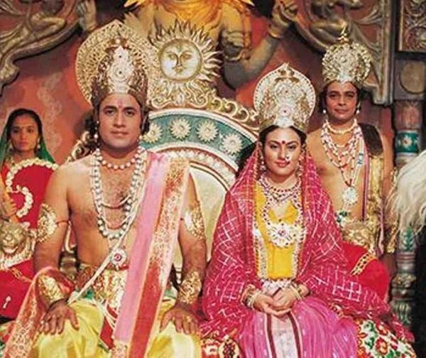 रामायण सीरियल के एक सीन में सीता का किरदार निभाने वालीं दीपिका चिखलिया और राम की भूमिका में एक्टर अरुण गोविल।