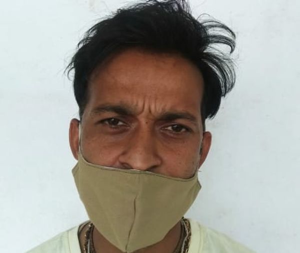 दुकान खोलने की मांग करते कांग्रेस के जनप्रतिनिधि