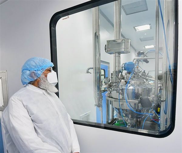 અમદાવાદમાં ઝાયડસની વેક્સિન મેન્યુફેક્ચરિંગ પ્રક્રિયાને સમજતા વડાપ્રધાન નરેન્દ્ર મોદી.