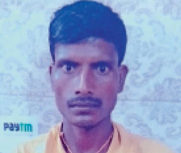 इस पर मां की हत्या का आरोप
