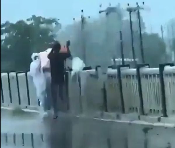 शव फेंकने वाले मृतक के परिवार के ही सदस्य हैं। शव को कोविड प्रोटोकाल के तहत परिवार को सौंपा गया था।