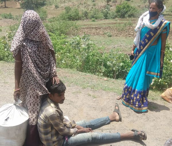 गाड़ी से कूदने के बाद होश संभालता युवक।