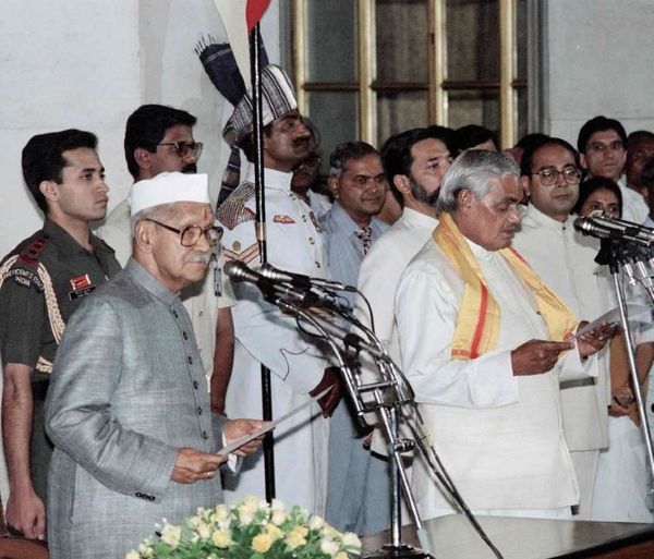 1996 में प्रधानमंत्री पद की शपथ लेते अटल बिहारी वाजपेयी