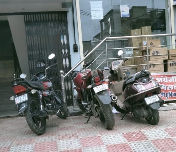 अस्पताल के बाहर खड़ी जब्त स्कूटी।