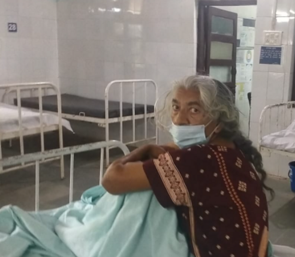 बुजुर्ग महिला उपचार के दौरान।
