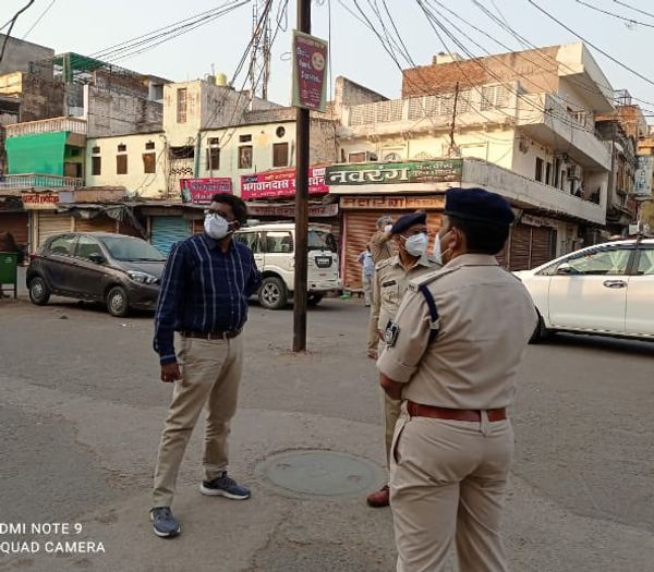 शहर का जायजा लेते कलेक्टर व एसपी