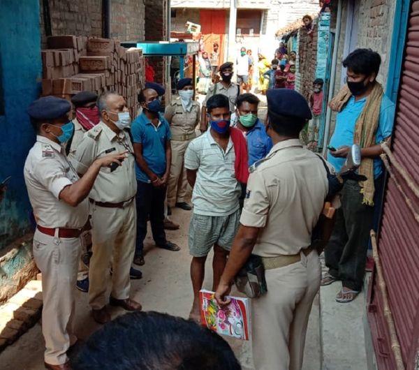 घर पर पहुंच जांच करती पुलिस।