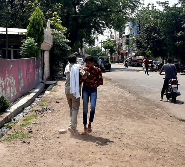 हेडकांस्टेबल ने कार ड्राइवर युवक को दौड़कर पकड़ा।