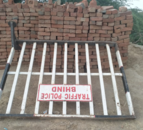 जहां चेकिंग प्वाइंट बनाया जाना है वहां उल्टा पड़ा बेरीगेट़स।