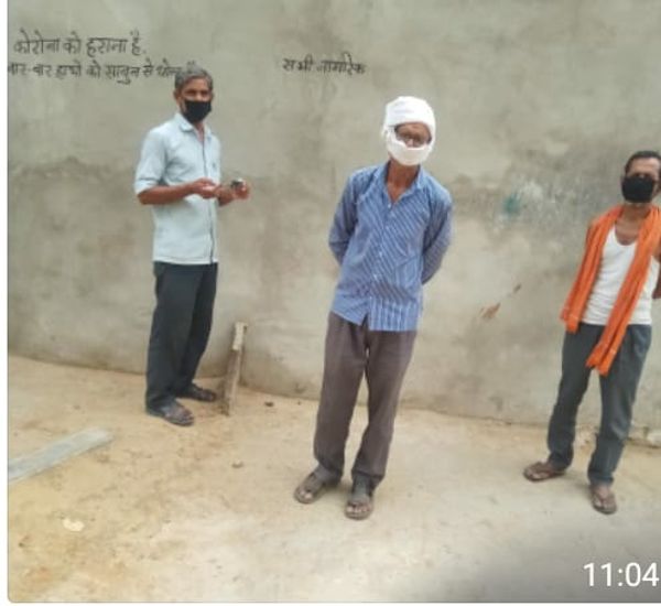 दीवारों पर लिखकर दे रहे संदेश