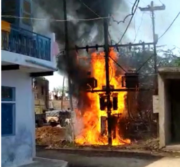 ट्रांसफार्मर में लगी आग का दृश्य।