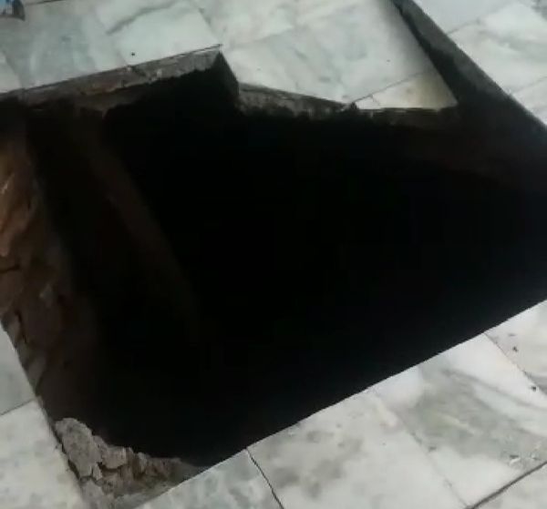 गुप्तेश्वर मंदिर में जमीस धसकने के बाद टूटी हुई मार्बल, नीचे बावड़ी है