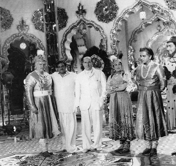 यह फोटो कुछ साल पहले ऋषि कपूर ने अपने सोशल मीडिया अकाउंट पर शेयर की थी। इसमें 'मुगल-ए-आजम' के डायरेक्टर के. आसिफ, पृथ्वीराज कपूर, मधुबाला, दिलीप कुमार और इटालियन डायरेक्टर रोबर्टो रोसेलिनी नजर आ रहे हैं। फोटो 'प्यार किया तो डरना क्या' गाने की शूटिंग के दौरान की है।