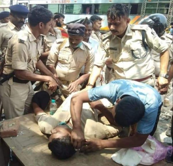 उपद्रव के दौरान घायल पुलिसकर्मी।