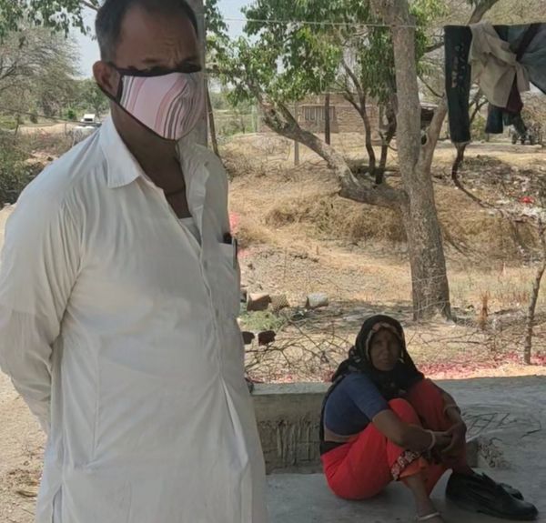 सरपंच गीता परमार और उनके पति भूवान परमार।