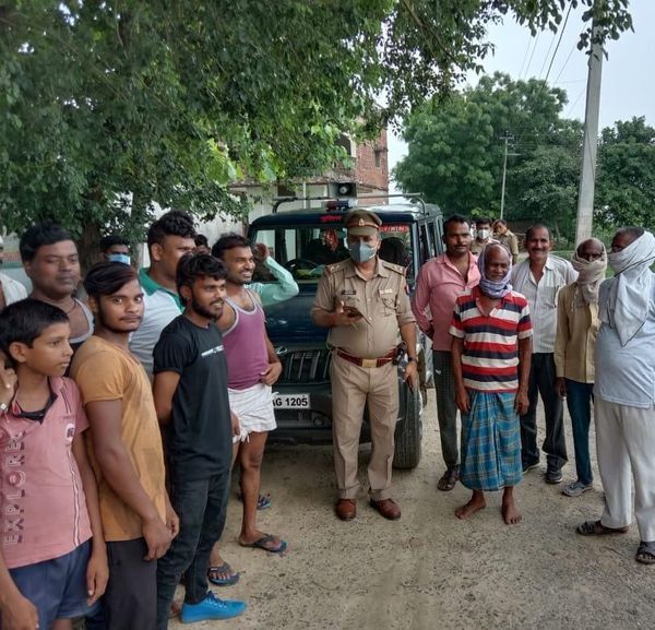 धर्मांतरण के मामले में पूछताछ के लिए अमौली गांव पहुंची चौबेपुर थाने की पुलिस।