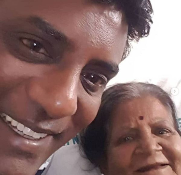 માતા સાથે તનુજ