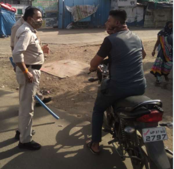 11 नंबर मार्केट में बेवजह घूम रहे लड़के को पुलिस ने रोका। बेवजह घूमने पर उसे वापस लौटा दिया।