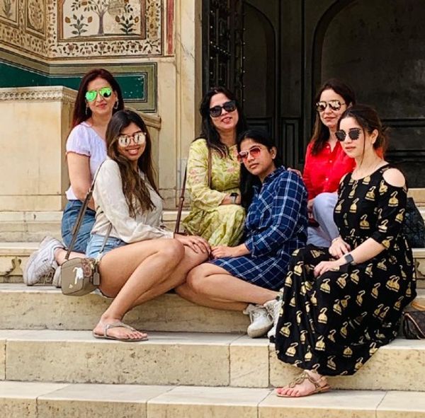 आमेर महल के बाहर फोटो शूट करवाते हुए।