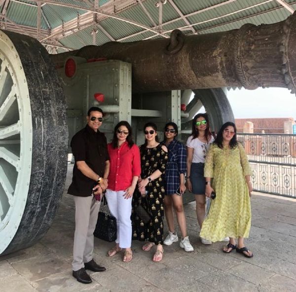 जयगढ़ स्थित सबसे बड़ी तोप के पास फोटो खिंचवाते हुए।