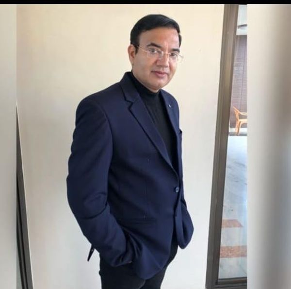 वरिष्ठ आचार्य पैथोलॉजी डॉ राकेश कुमार सिंह को जिला अस्पताल रामपुरा में अधीक्षक पद पर लगाया है