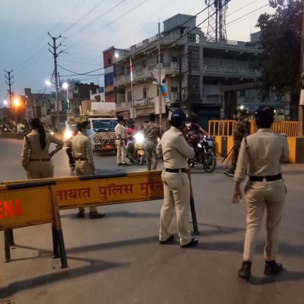 कोतवाली थाना चौराहे पर चेकिंग करती पुलिस